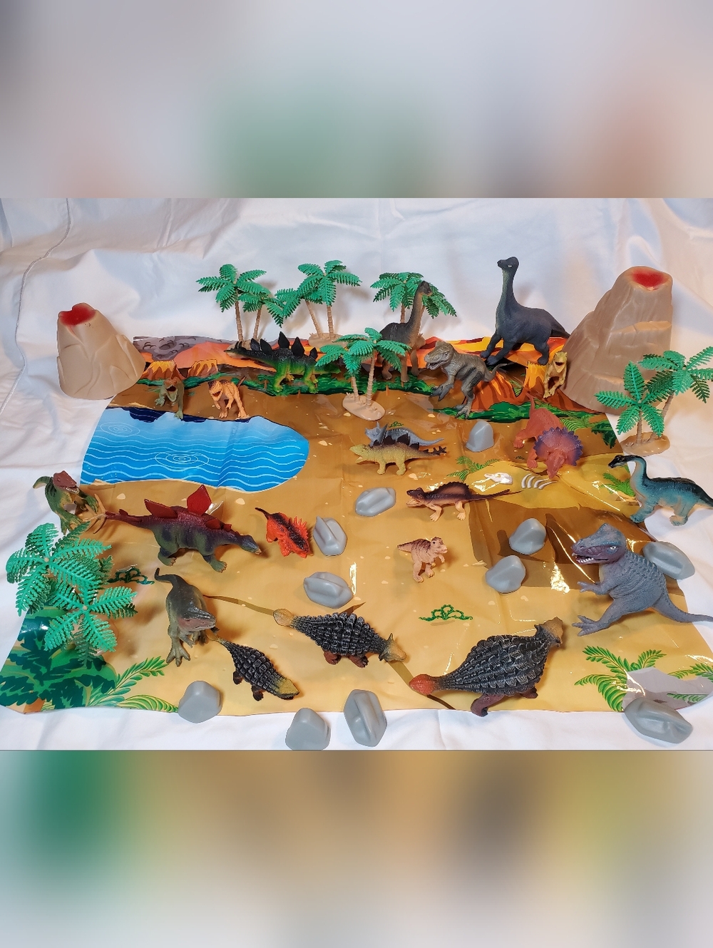 Toys R Us Animal Planet Dinosaurs Toy Set -40 Pieces - Picture 3 of 8